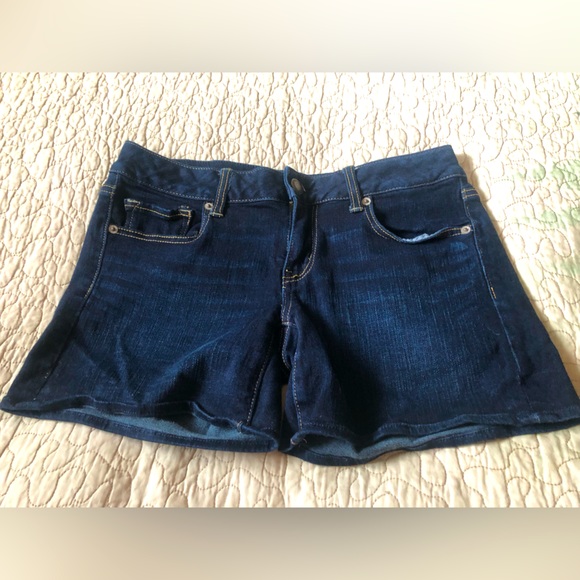 American Eagle dark blue stretchy jean shorts size 8- like new condition - Picture 2 of 6